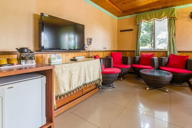 Basic Quadruple Room, Jetted Tub, Mountain View