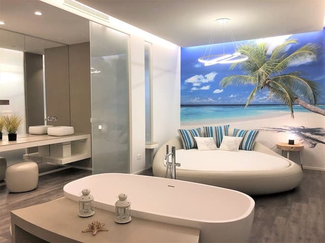 Deluxe Studio Suite (beach access included)