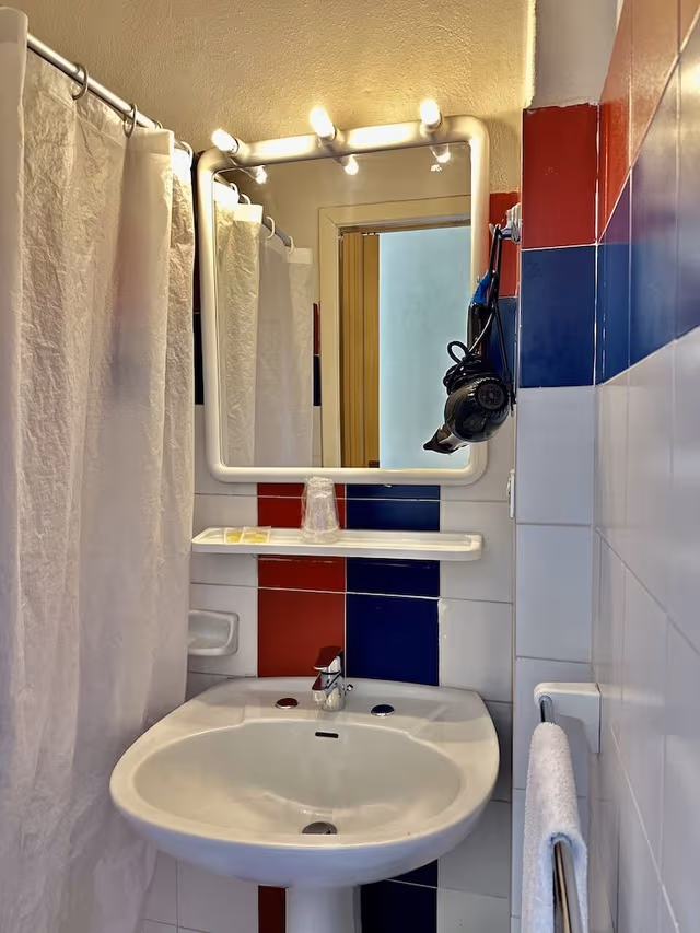 Single Room, Sea View