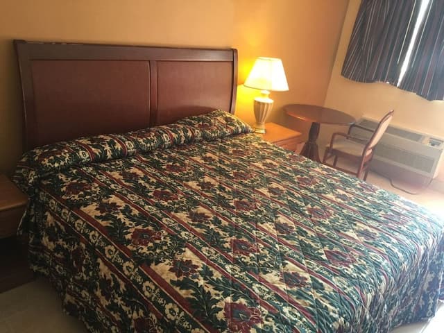 Standard Room, 1 King Bed, Non Smoking, Pool View