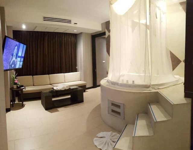Honeymoon Suite