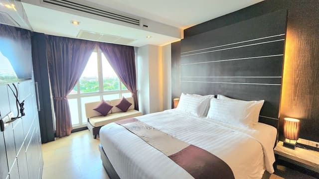 Honeymoon Suite