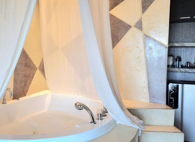 Honeymoon Suite