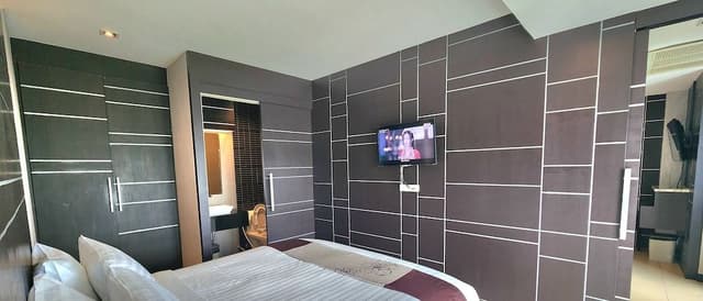 Honeymoon Suite
