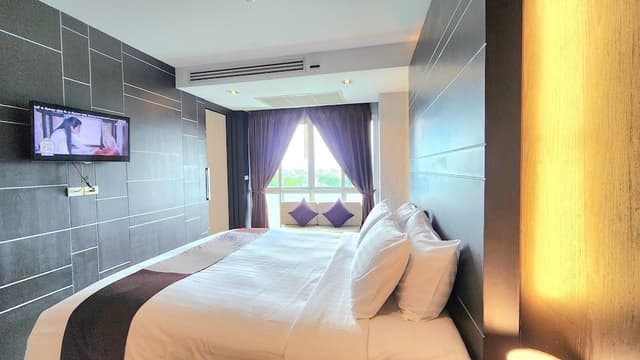 Honeymoon Suite