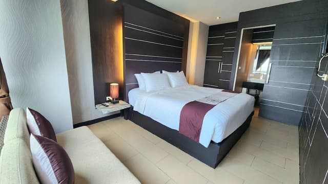 Honeymoon Suite