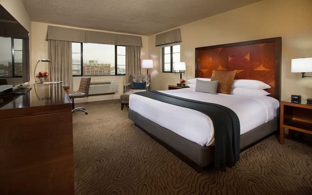 Suite, 1 King Bed, Accessible, Fireplace
