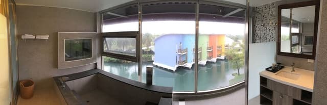 Deluxe Quadruple Room, 2 Queen Beds, Hot Tub, Lake View