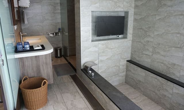 Deluxe Quadruple Room, Ensuite, Lakeside