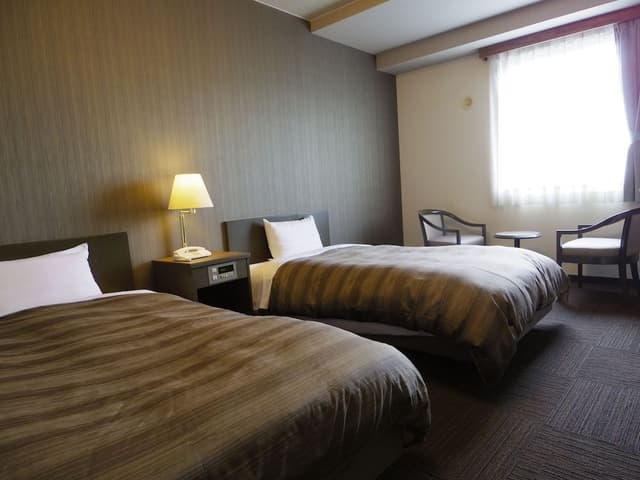 Twin Room, Smoking