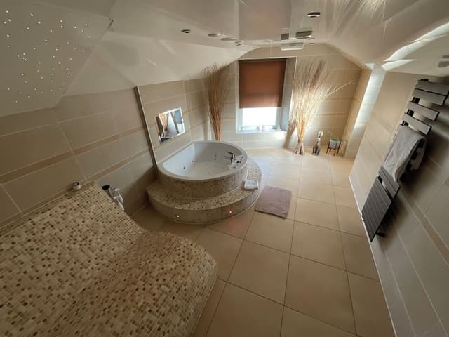 Luxury Suite (Honey)