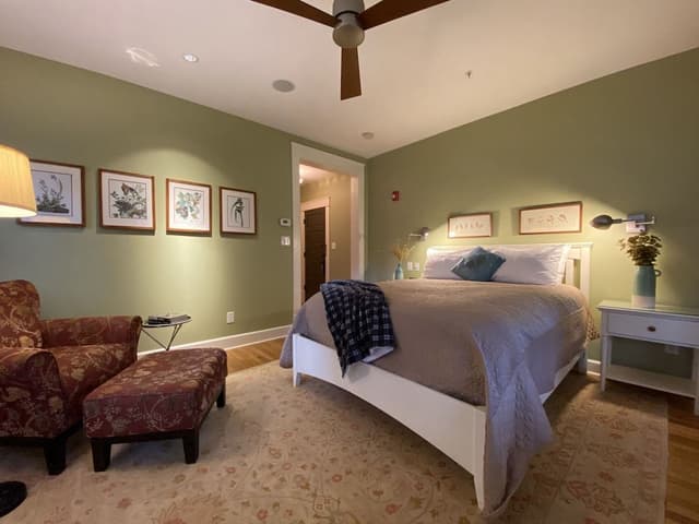 Room, 1 Queen Bed, Refrigerator & Microwave