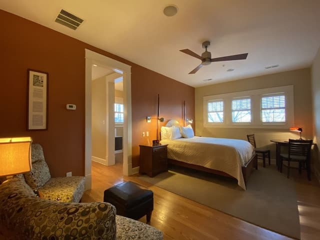 Room, 1 Queen Bed, Refrigerator & Microwave