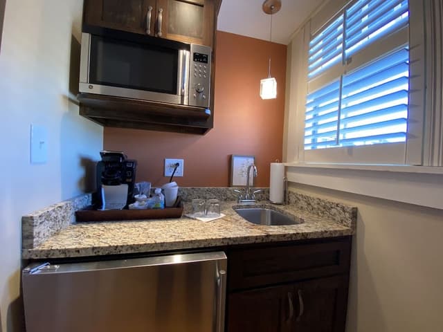Room, 1 Queen Bed, Refrigerator & Microwave