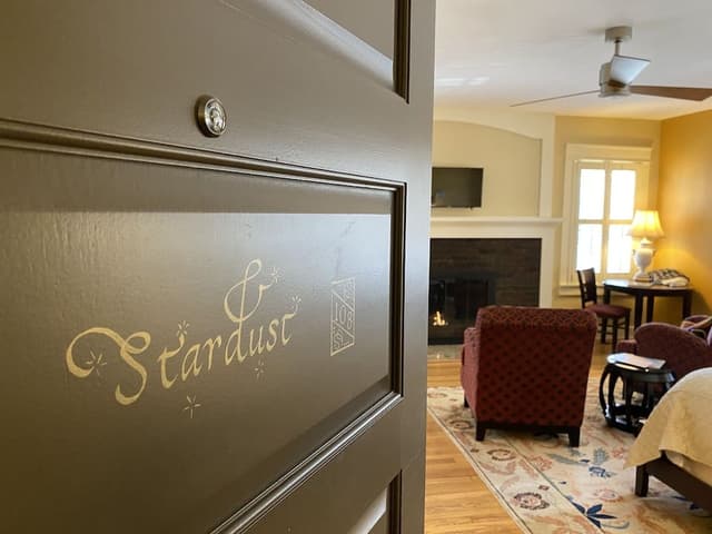 Room, 1 Queen Bed, Fireplace