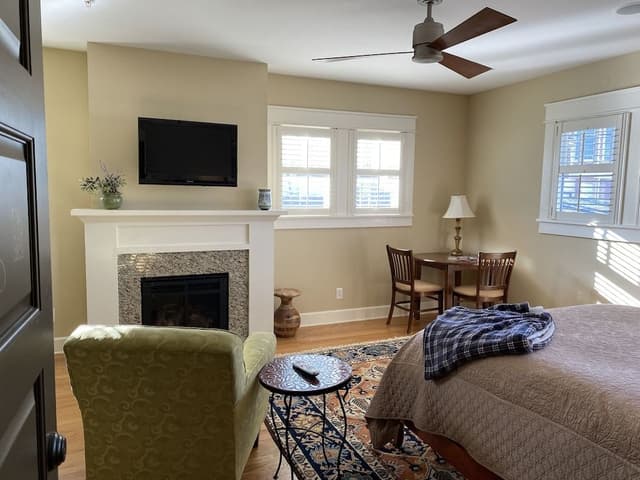 Room, 1 Queen Bed, Fireplace
