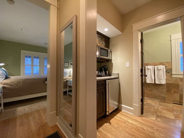 Room, 1 Queen Bed, Refrigerator & Microwave