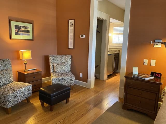 Room, 1 Queen Bed, Refrigerator & Microwave