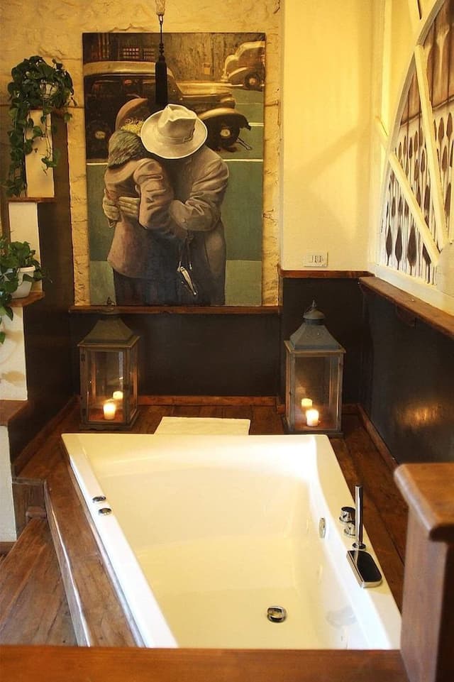 Deluxe Suite, Jetted Tub