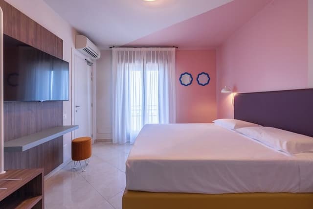 Room, Lake View