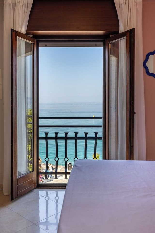 Room, Lake View