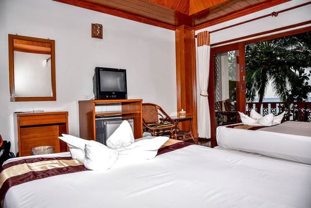 Standard Sea View Twin Beds with Fan