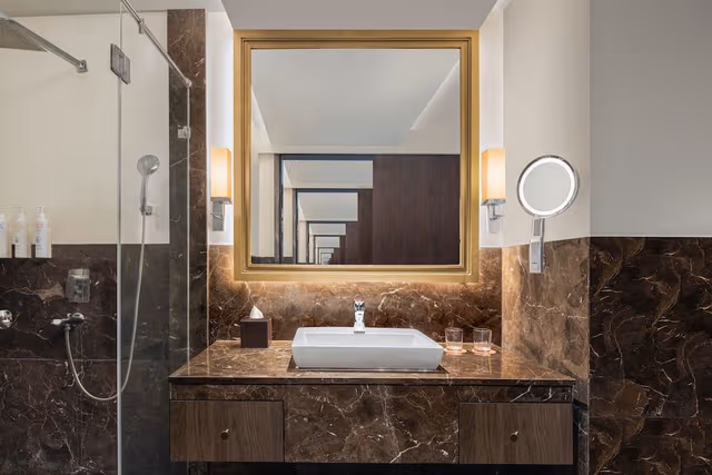 Club Room, 1 King Bed, City View