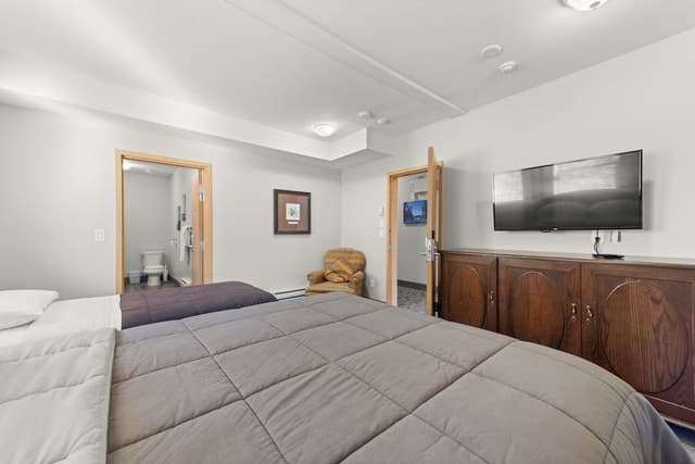 4 Bedroom Suite (Room #11) - Pet Friendly