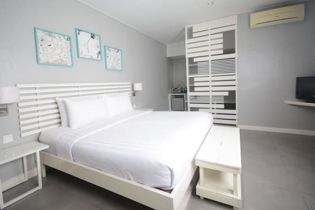 Room, 1 King Bed (Housekeeping on request - surcharge)