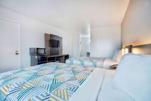 Deluxe Room, 2 Double Beds, Non Smoking, Refrigerator & Microwave