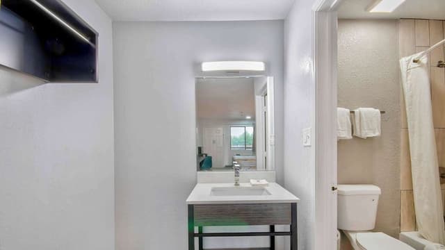 Standard Room, 1 King Bed, Non Smoking, Kitchenette