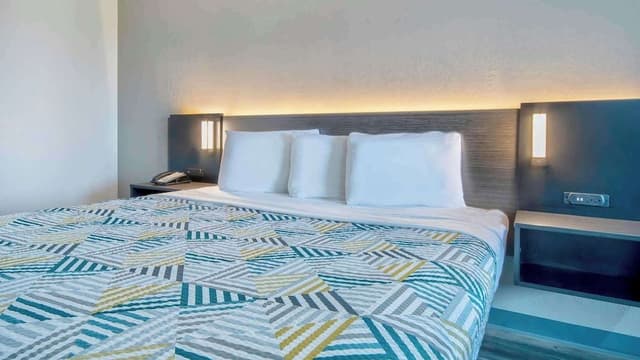 Standard Room, 1 King Bed, Non Smoking, Kitchenette