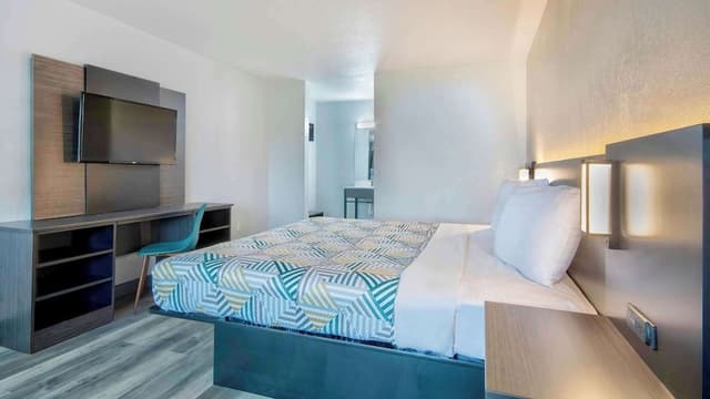 Standard Room, 1 King Bed, Non Smoking, Kitchenette