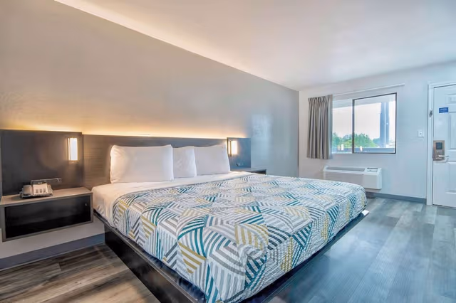Deluxe Room, 1 King Bed, Non Smoking