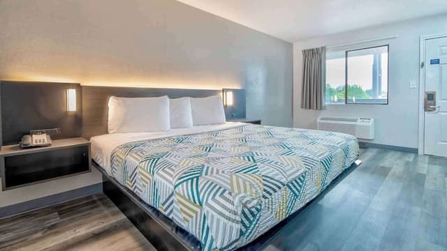 Standard Room, 1 King Bed, Non Smoking, Kitchenette