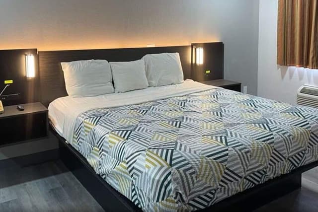 Standard Room, 1 King Bed, Non Smoking, Kitchenette