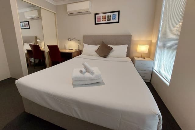 Standard Queen Room With Shared Bathroom