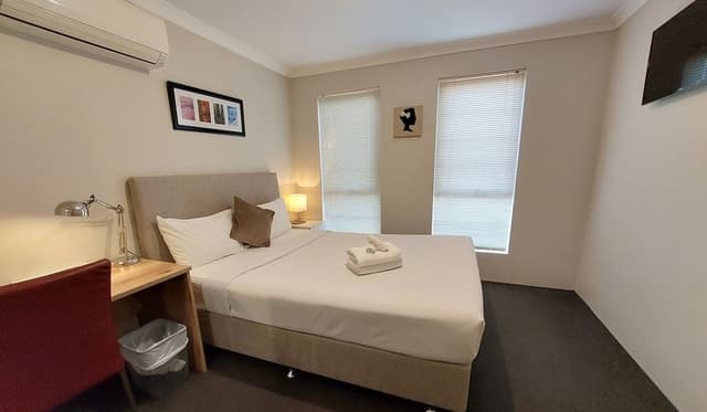 Standard Queen Room With Shared Bathroom