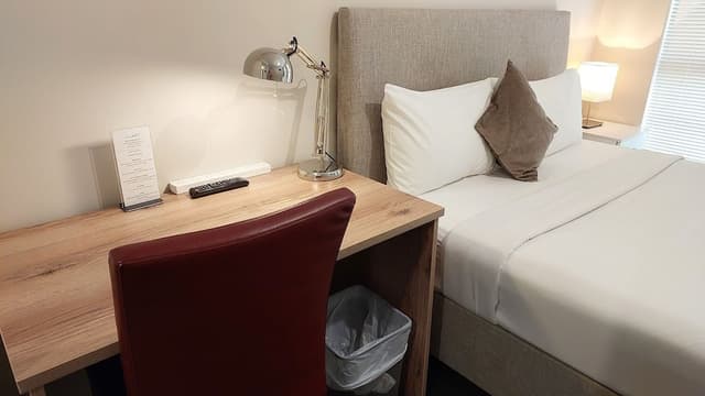 Standard Queen Room With Shared Bathroom