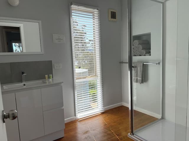 Standard Cottage, 2 Bedrooms, Non Smoking, Lake View (Redgum Cottage)