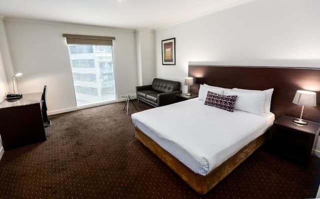 Executive Queen Room (Spencer Street View)