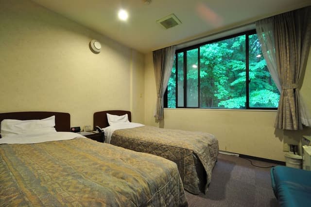 Twin Room, Smoking