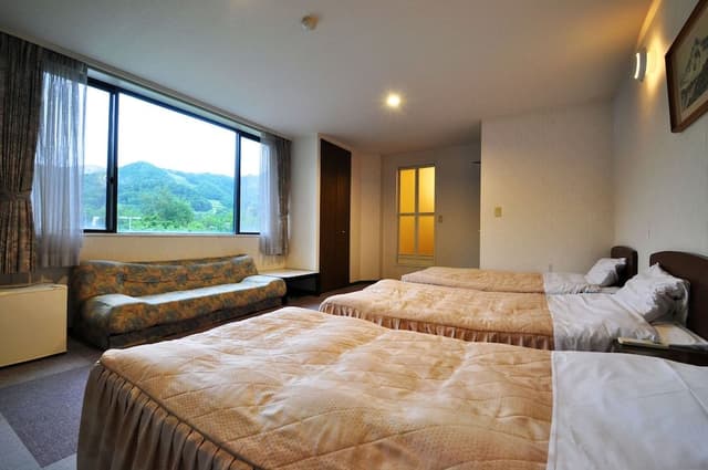 Triple Room, Smoking (minimum two people use)