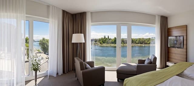 Studio, Lake View