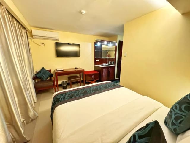 Deluxe Queen Room