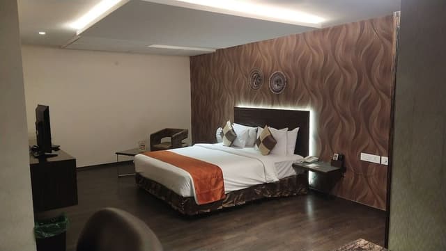 Deluxe Double Room, 1 Bedroom, Smoking, City View