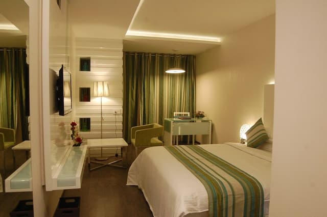 Deluxe Double Room, 1 Bedroom, Smoking, City View