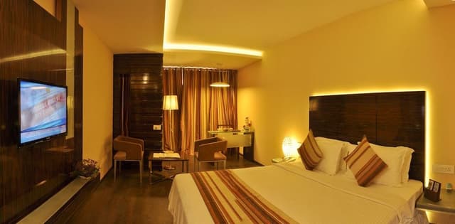 Deluxe Double Room, 1 Bedroom, Smoking, City View