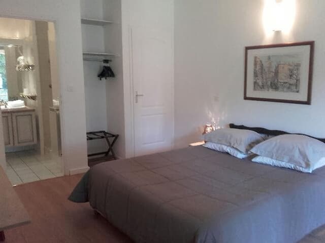 Basic Double Room, 1 Queen Bed