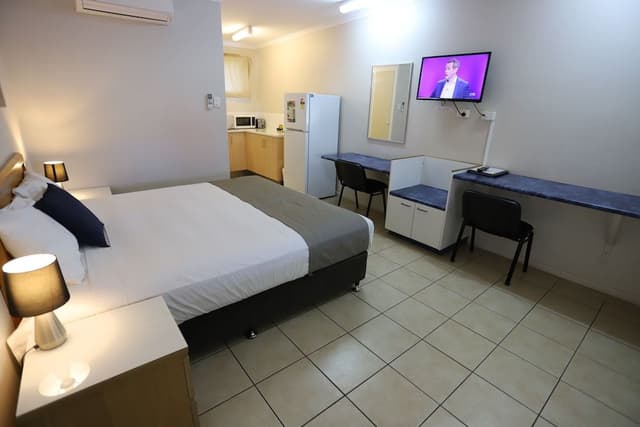 Deluxe Studio Suite, Kitchen